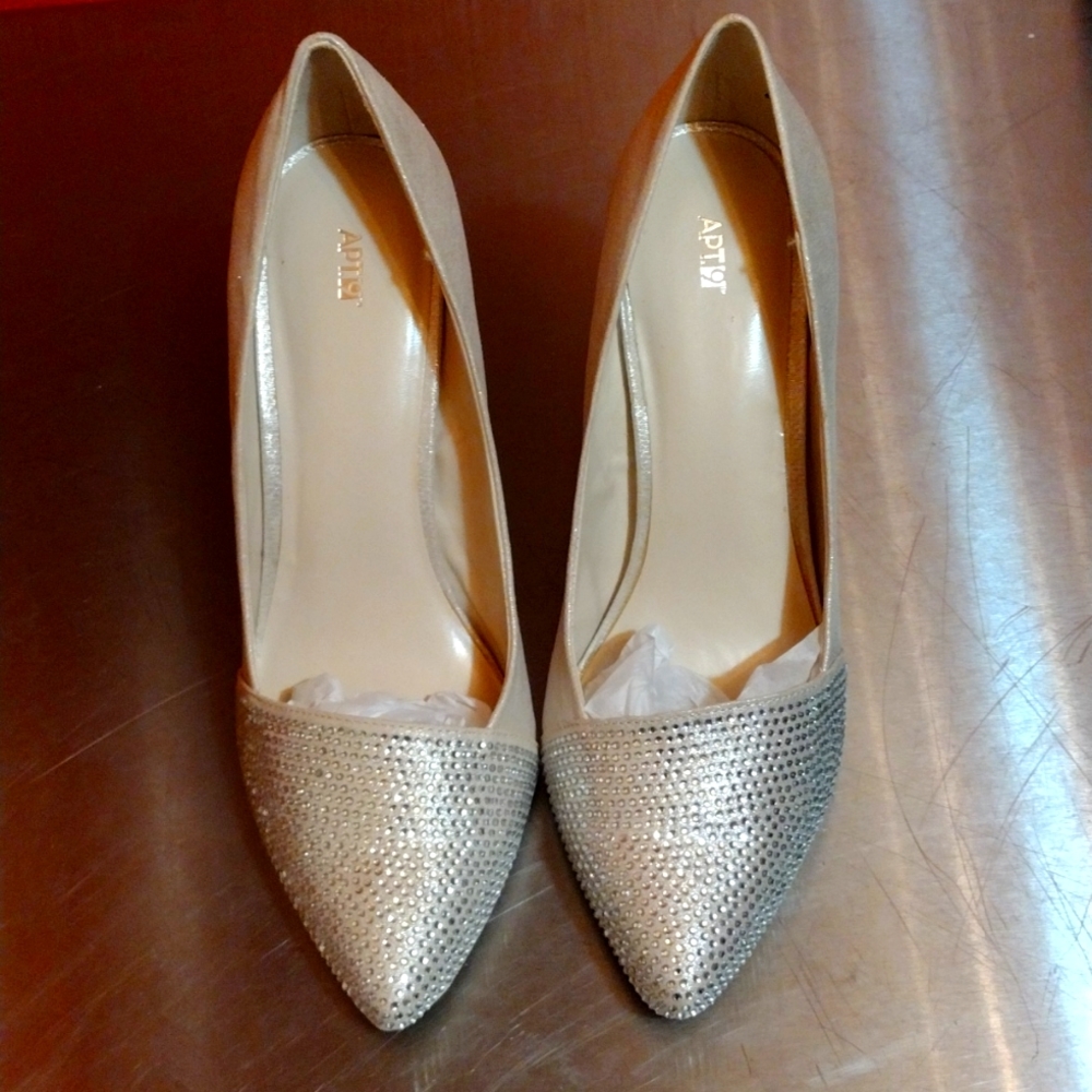 Apt 9  Apwilheminasilver  9m 4 inch heel. New never  worn.